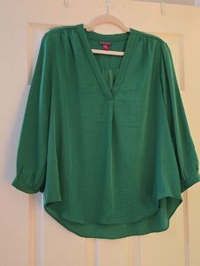 Vince Camuto Emerald Green V-Neck Flowing Blouse
